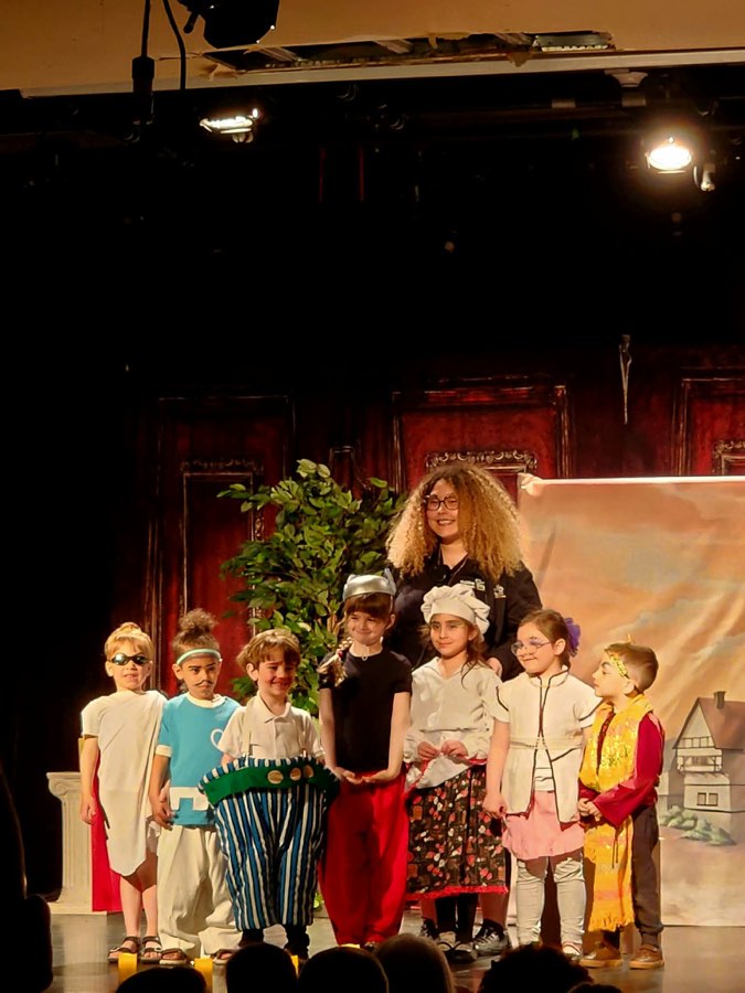 Les tout-petits costumés en rang avec leur animatrice