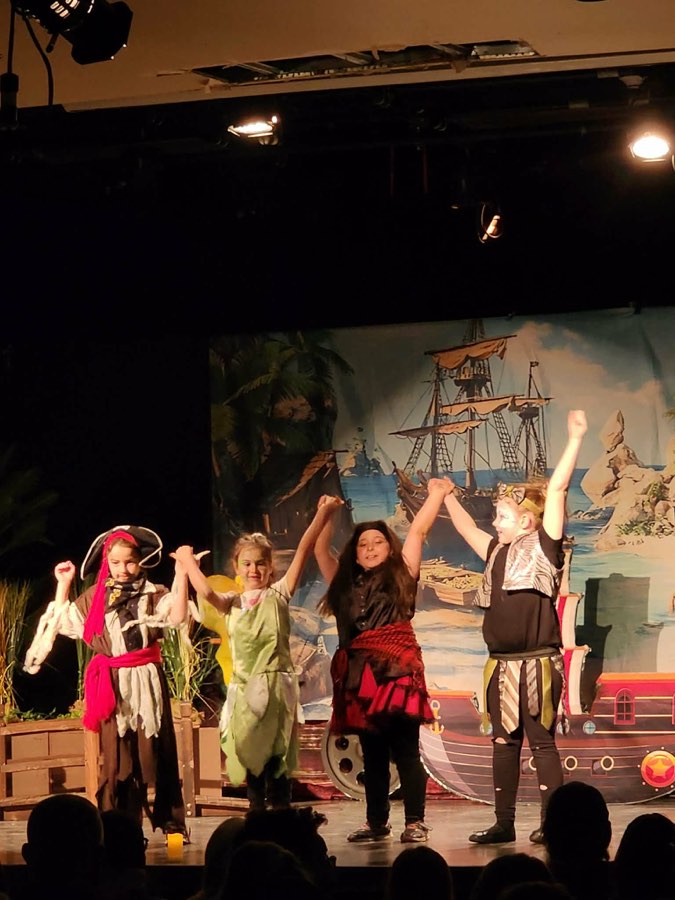 Les pirates saluent devant leur décor de bateau