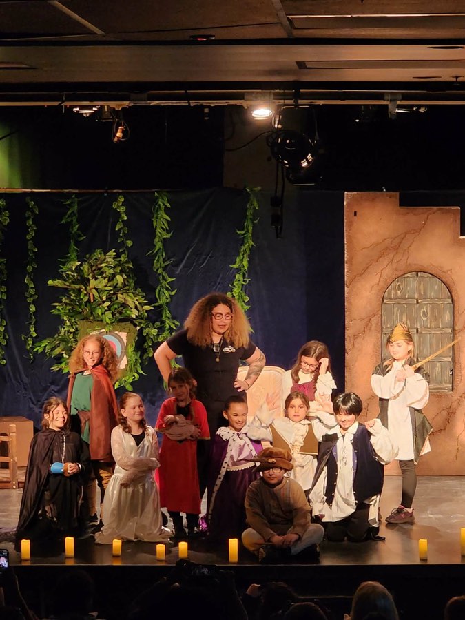 Grand groupe d’élèves en costumes de conte