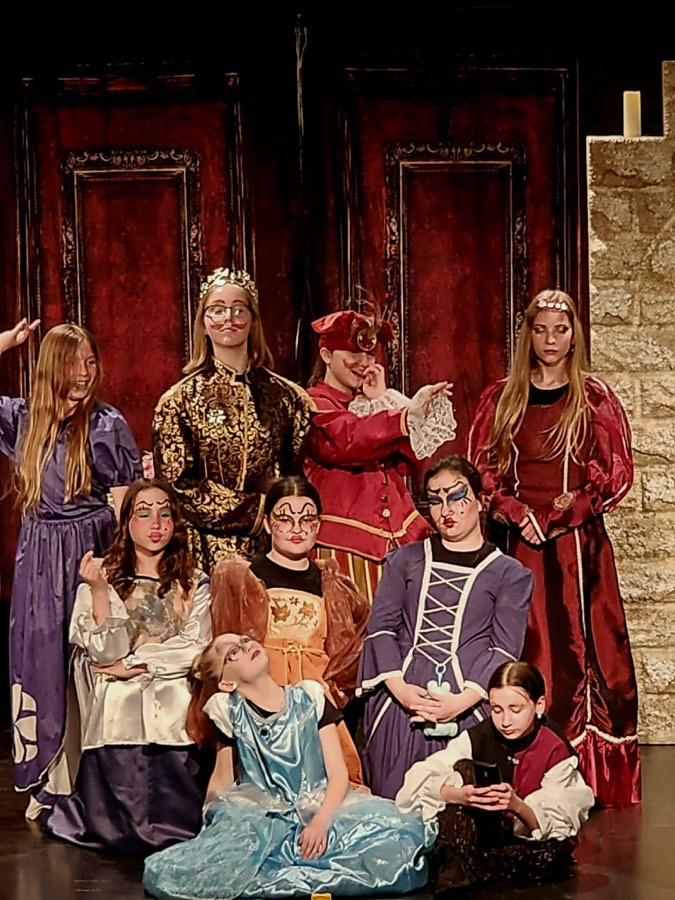 La troupe en costumes royaux