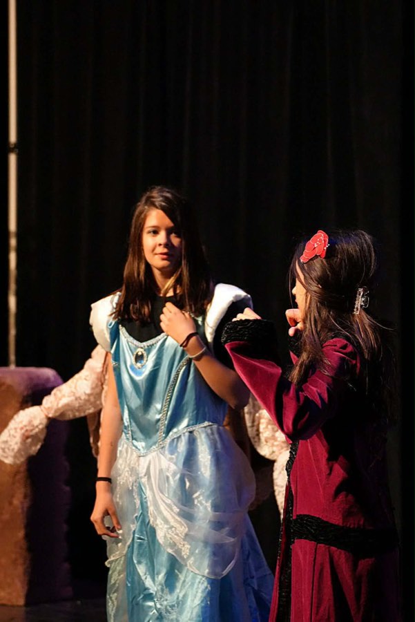 Deux comédiennes en costumes de conte