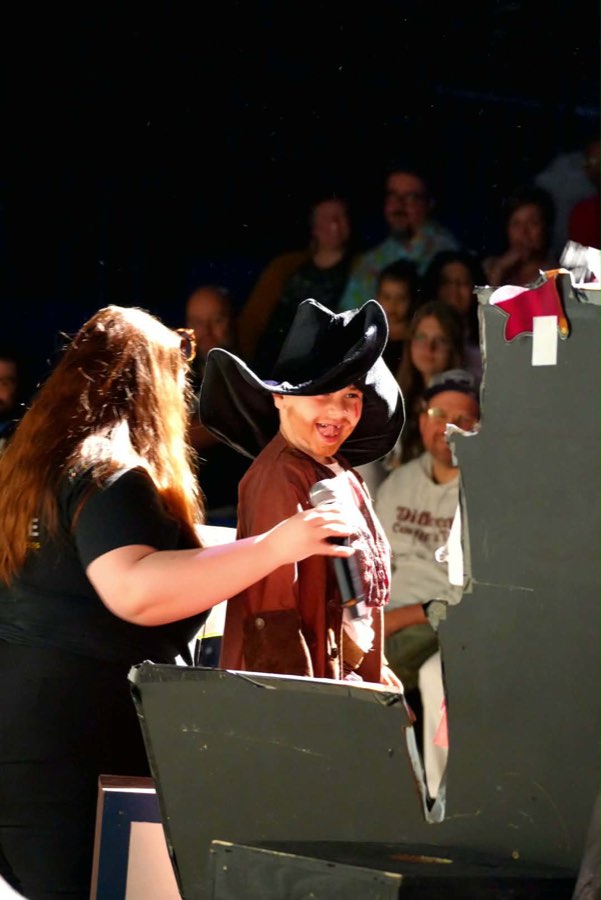Chapeau de cowboy au piano