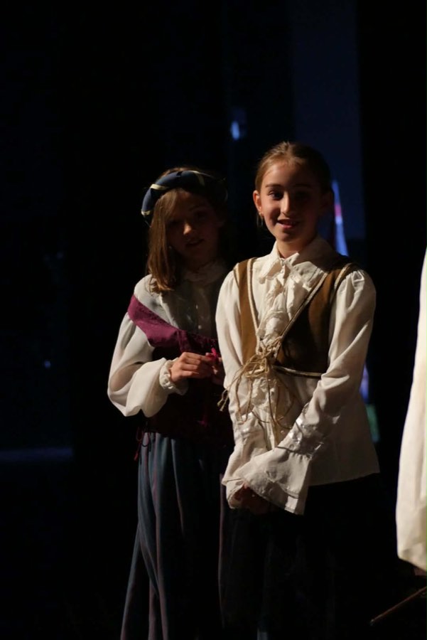 Jeunes comédiennes en costumes d’époque