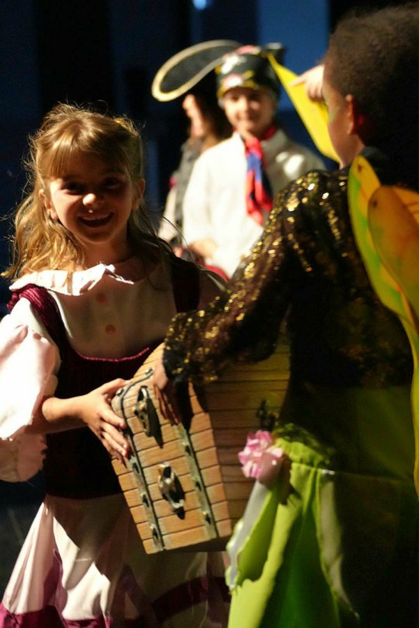 Danse en costumes colorés