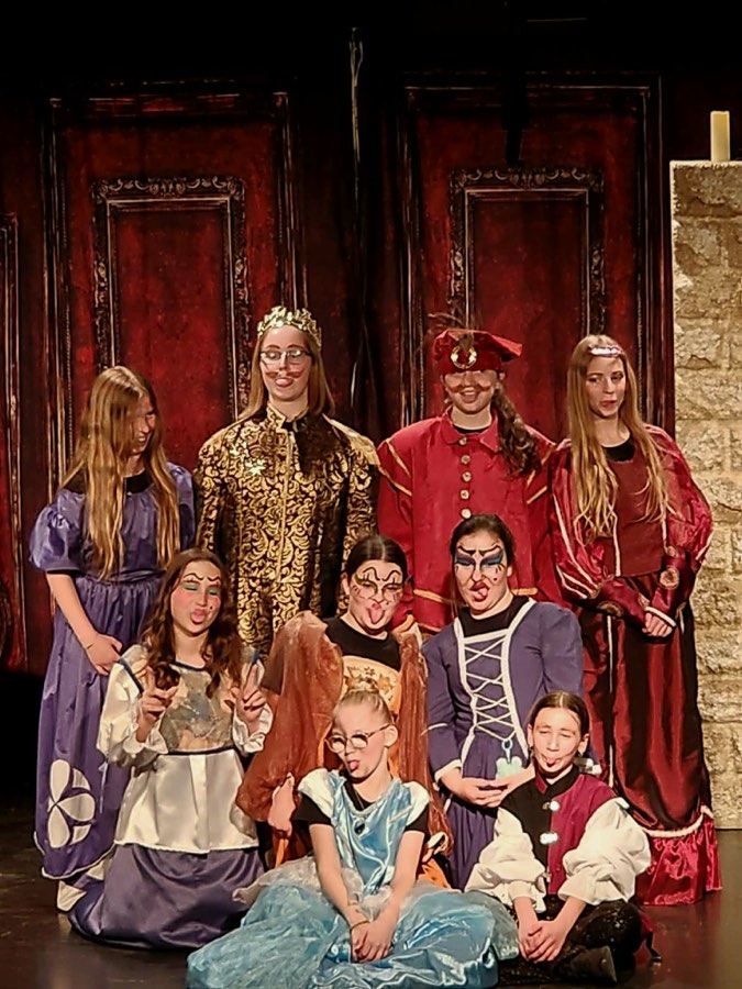 La troupe en costumes royaux