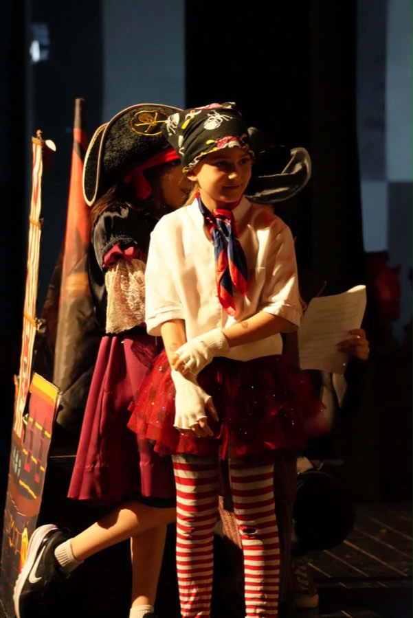 Deux petits pirates en scène