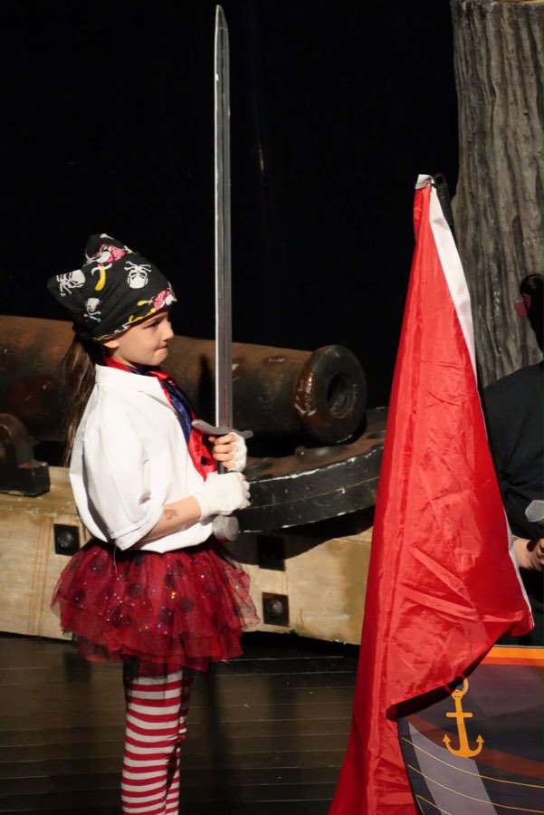Une animatrice et un petit pirate au micro