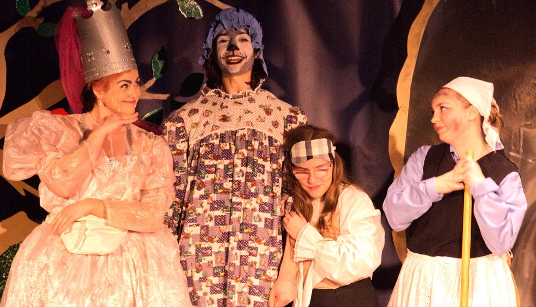 Comédiens de troupe costumés