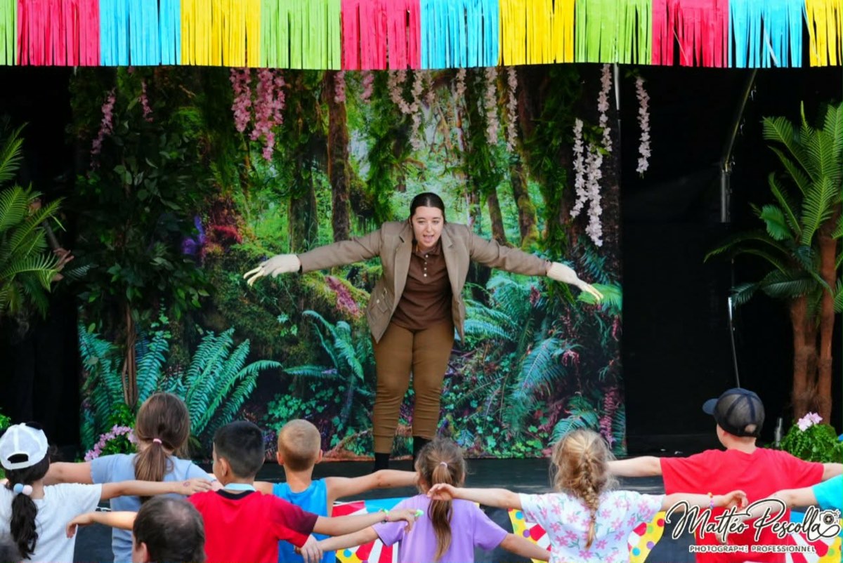 Une Joyeuse matinée jouée devant un groupe d’enfants