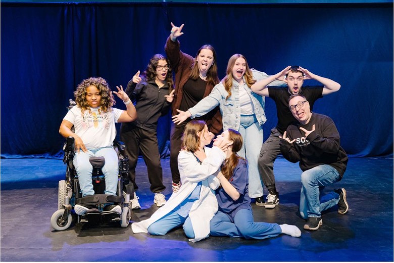 Une troupe ado sur scène